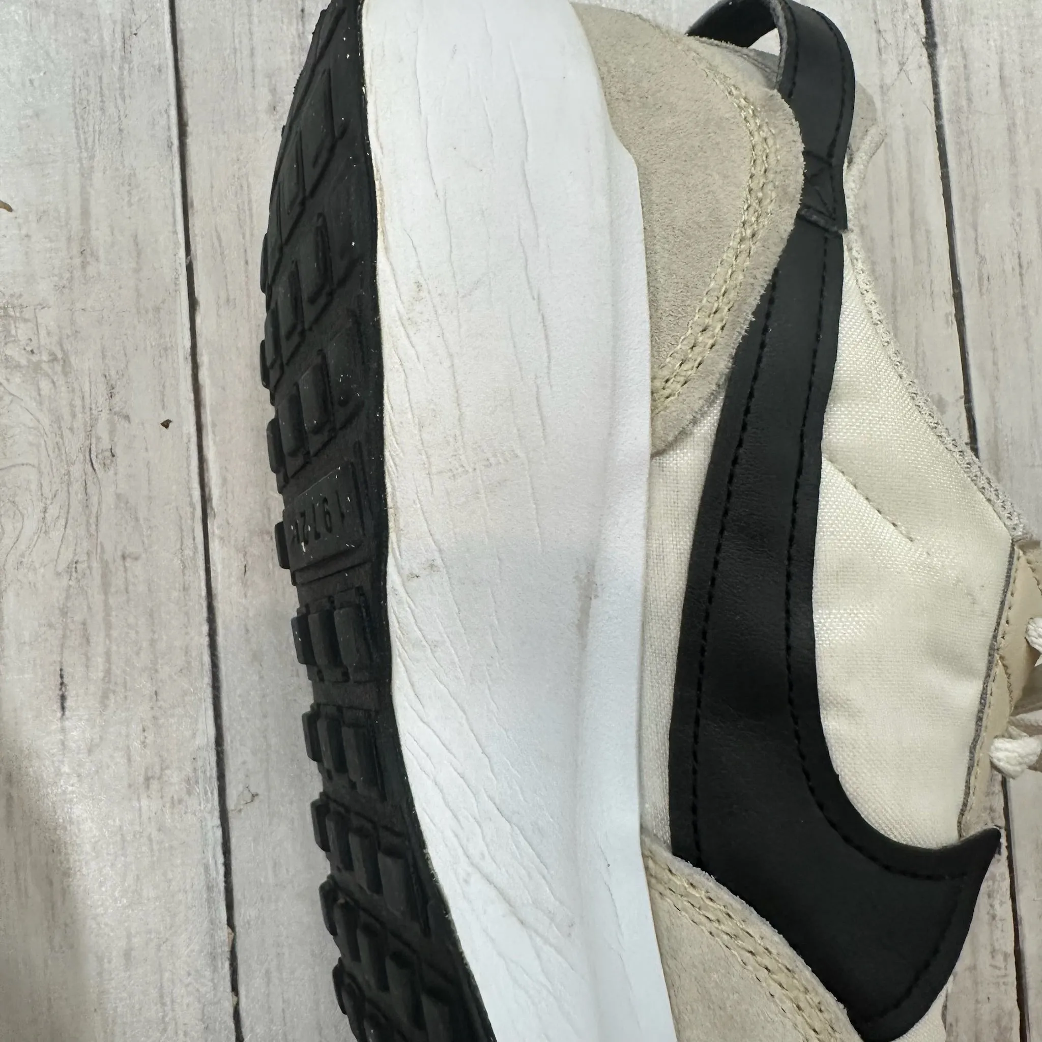 Shoes Athletic By Nike In Cream, Size: 10